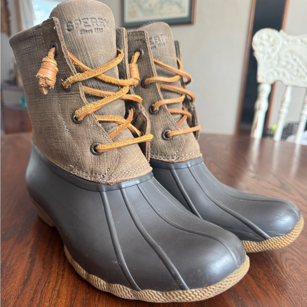 Sperry duck boots women’s size 8.5